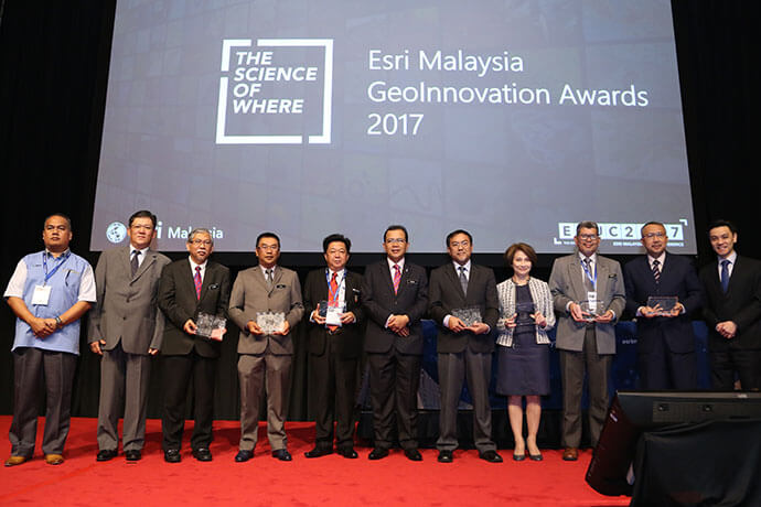 The winners with YB Datuk Ir Dr Hj Hamim bin Samuri (6th from left), with Esri Malaysia CEO CS Tan (2nd from left) and Esri South Asia CEO Leslie Wong (last from left).